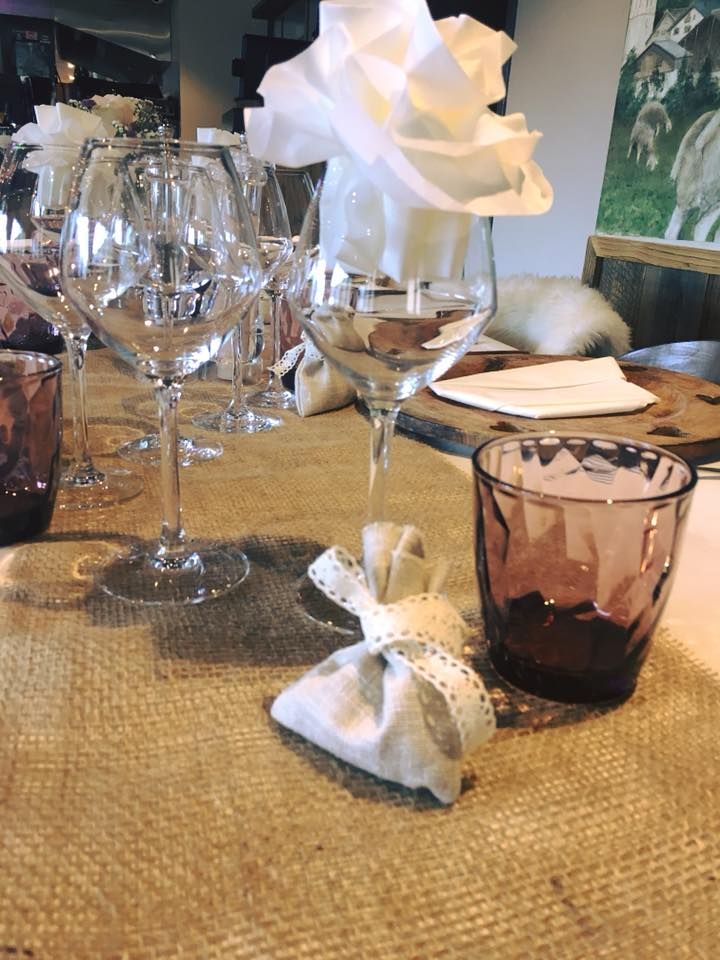 Plusieurs verres mis sur une table