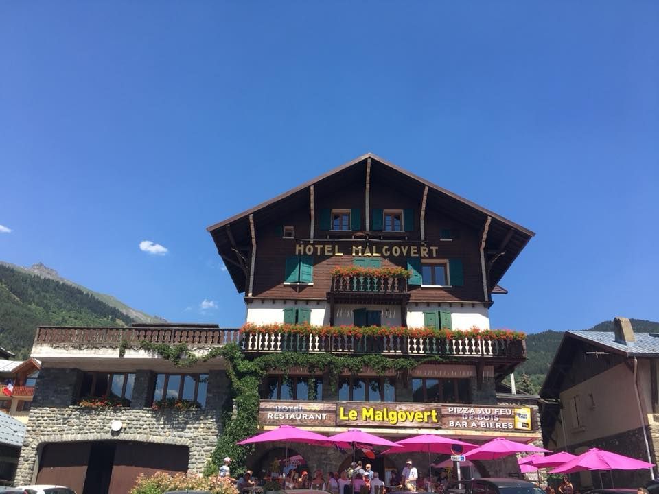 Devant l'hôtel avec des parasols