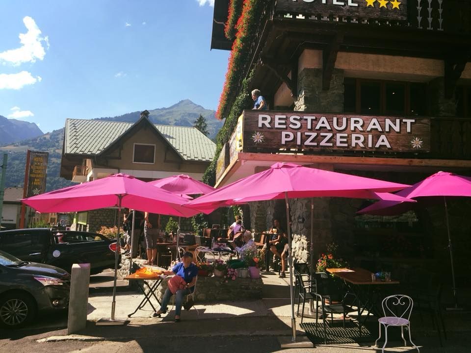 La terrasse avec des parasols roses