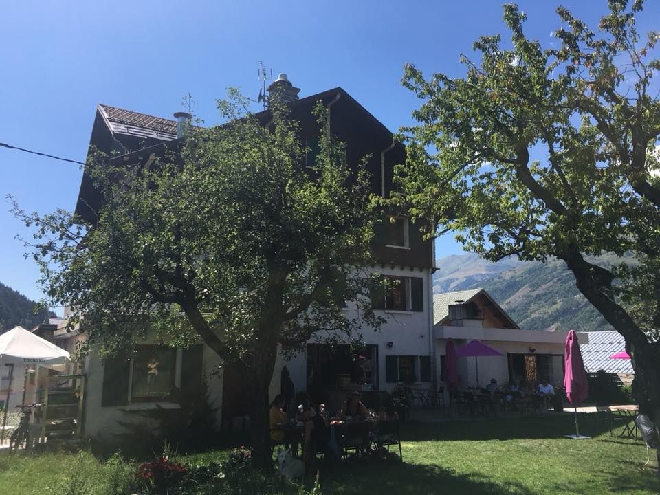 Derrière l'hôtel dans le jardin