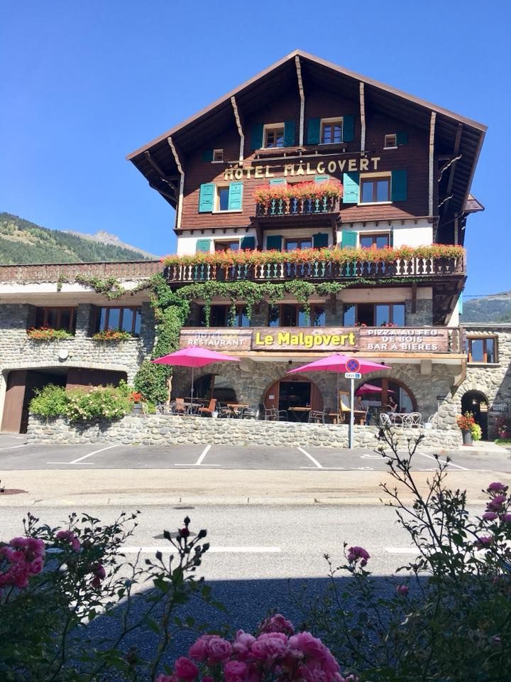 Façade de l'hôtel ensoleillée