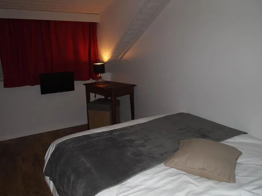 Chambre mansardée dans l'obscurité