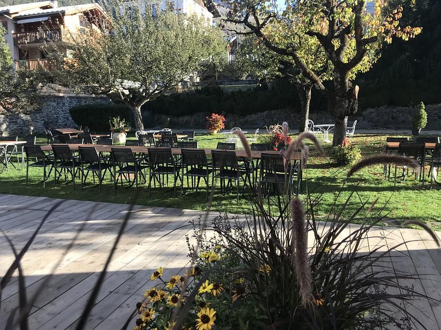Grande table à manger dressée dehors