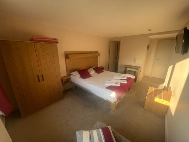 Chambre avec un lit blanc et rouge