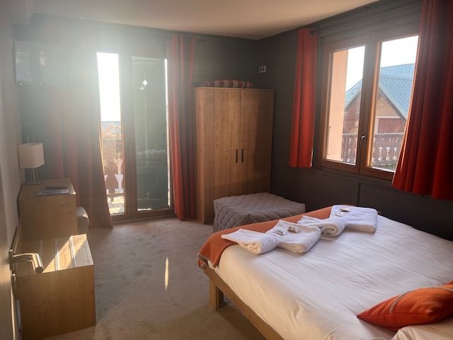 Chambre rouge, orange et blanche