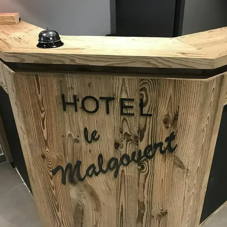 Nom de l'hôtel sur le comptoir