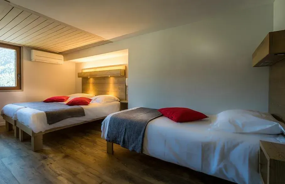 Chambre grise et rouge à deux lits