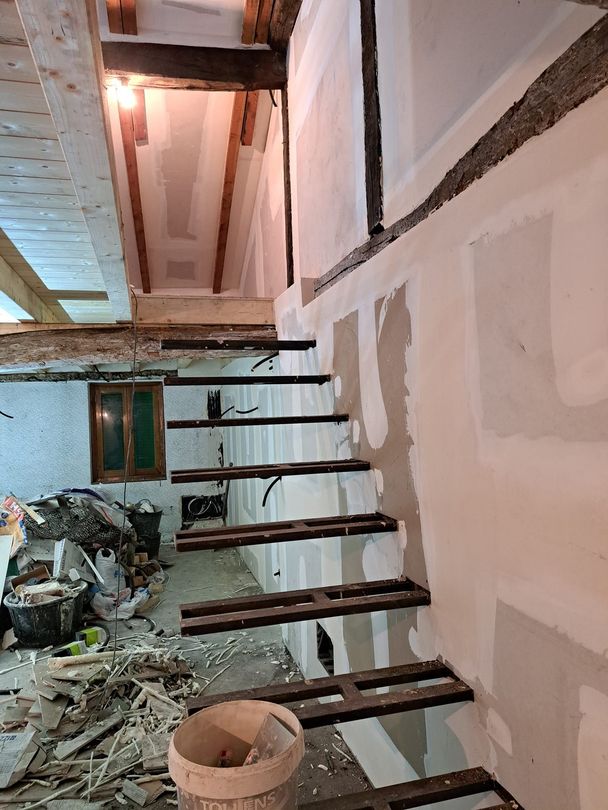 Se está construyendo una escalera en un edificio.