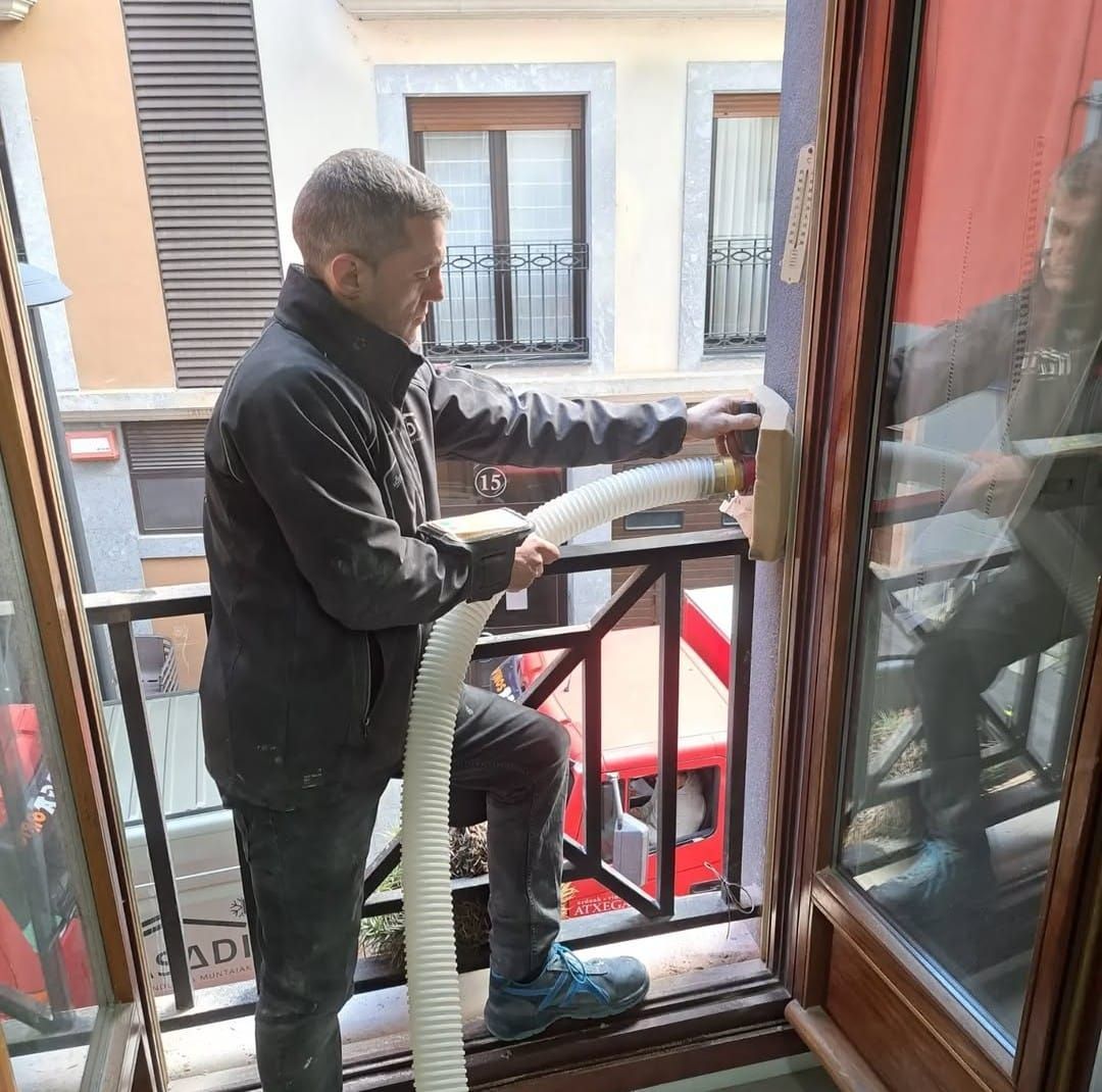 Una habitación que está siendo remodelada con herramientas en el suelo.