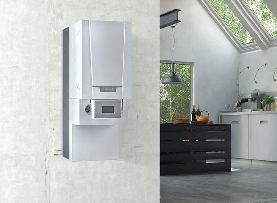 Personne changeant le thermostat d'un chauffage