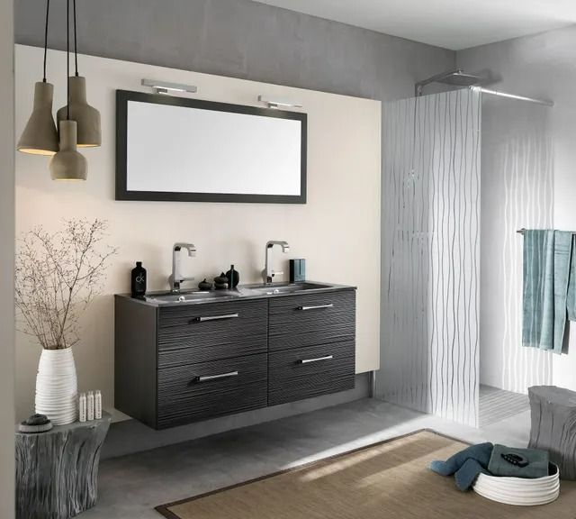 Salle de bain moderne avec meuble-lavabo foncé, grand miroir, suspensions lumineuses et rideau de douche