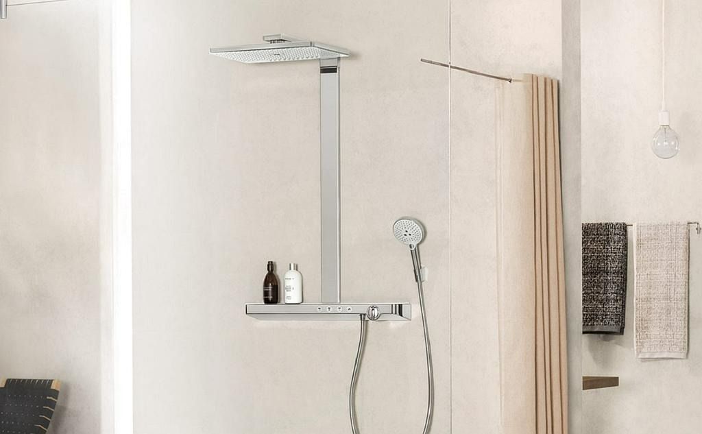 Salle de bain moderne avec douche à l'italienne, étagère murale, pommeau de douche effet pluie et décoration aux tons neutres