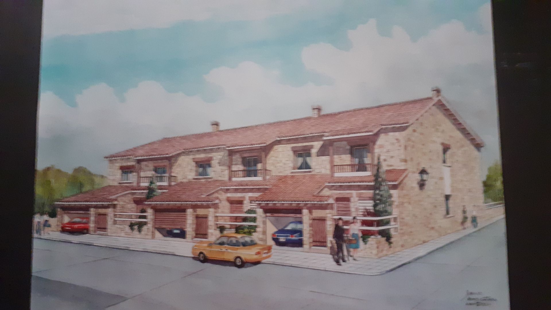 Acuarela de una hilera de casas adosadas de ladrillo con techos de tejas rojas y garajes anexos. Coches en el exterior.