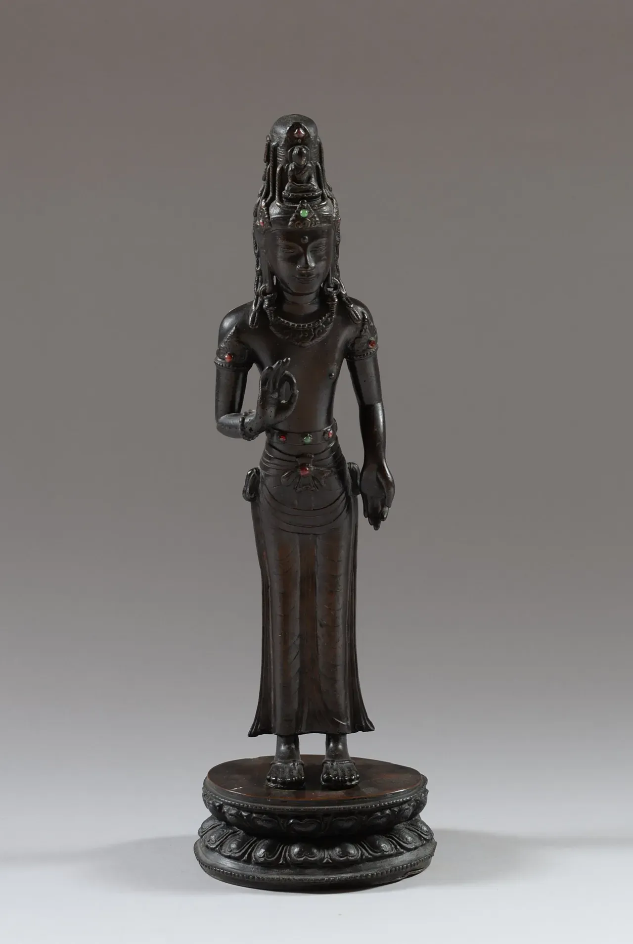 Statue de Guanyin en bronze patiné. XVIIe-XVIIIe siècle