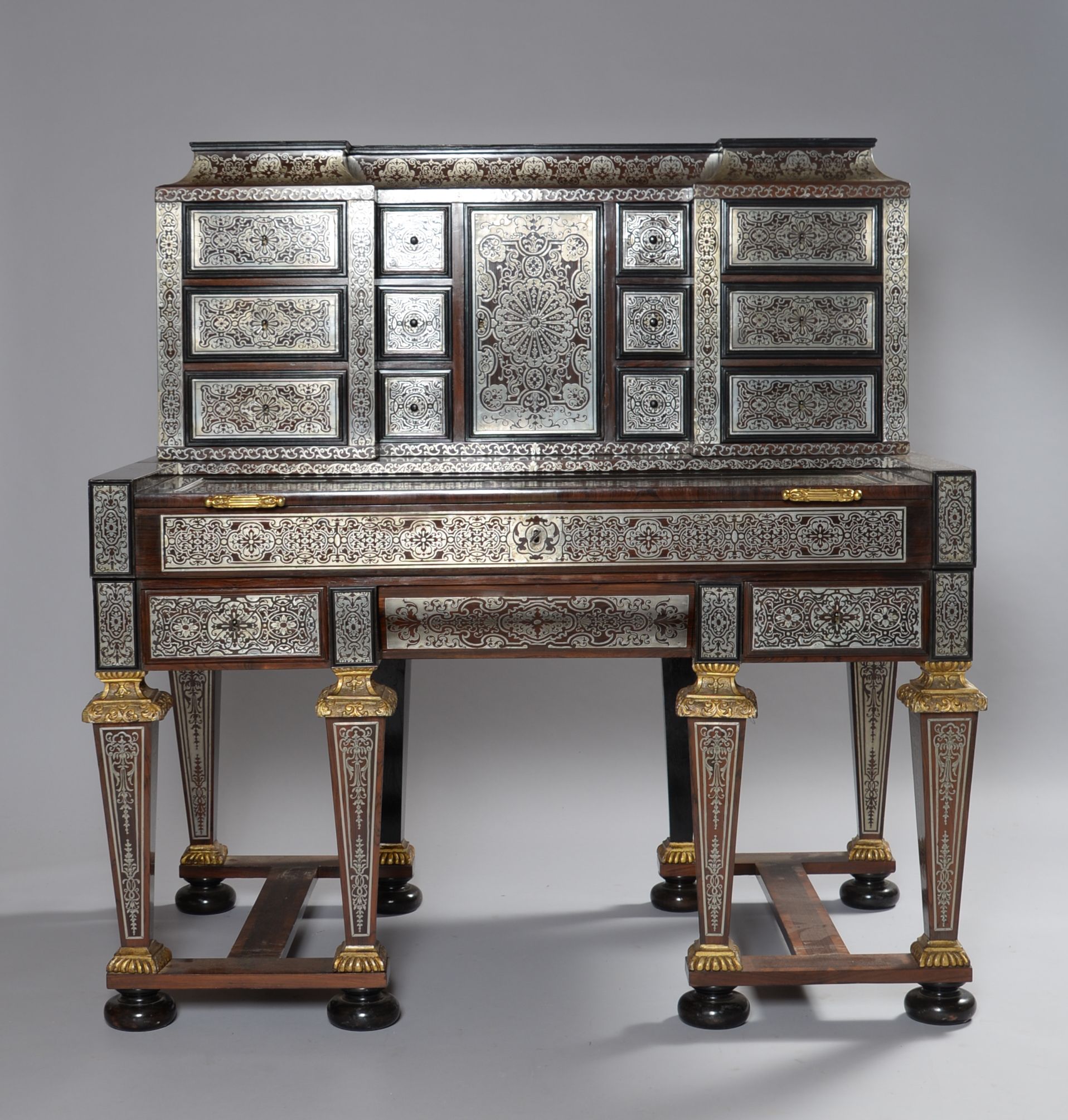Exceptionnel bureau Mazarin formant cabinet en marqueterie « Boulle » en partie et en contrepartie d’étain, palissandre et ébène. 
Travail allemand, vers 1700. 
Haut. 140 – Larg. 131.5 – Prof. 80 cm
