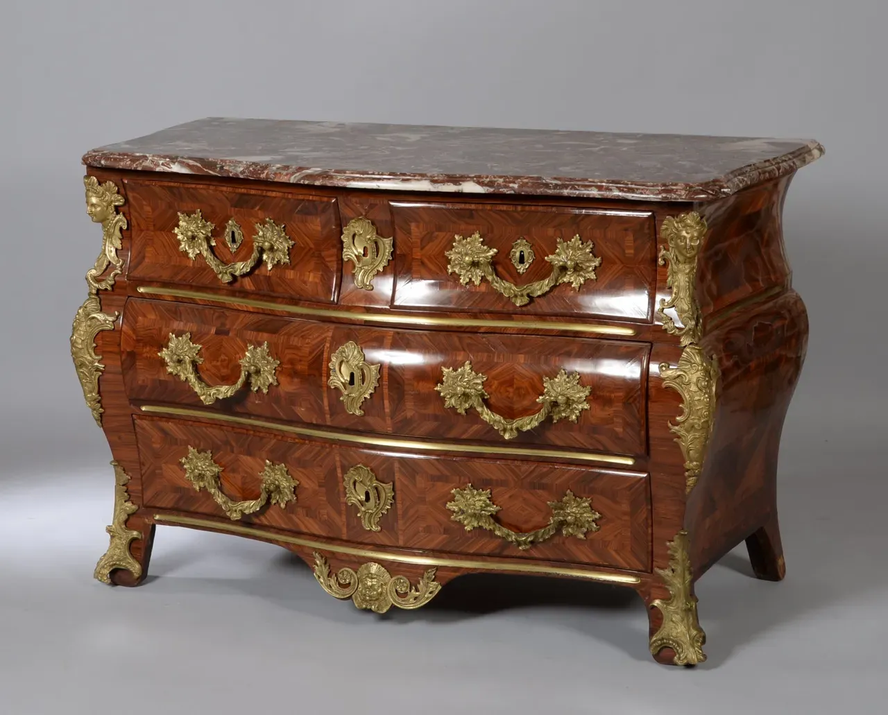 Commode tombeau en placage de bois de violette. Époque Louis XV.