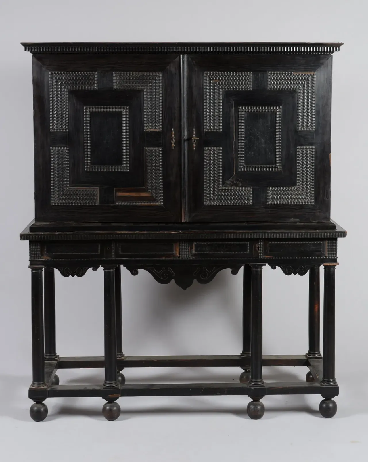 Cabinet en placage d'ébène et ivoire. XVIIème siècle