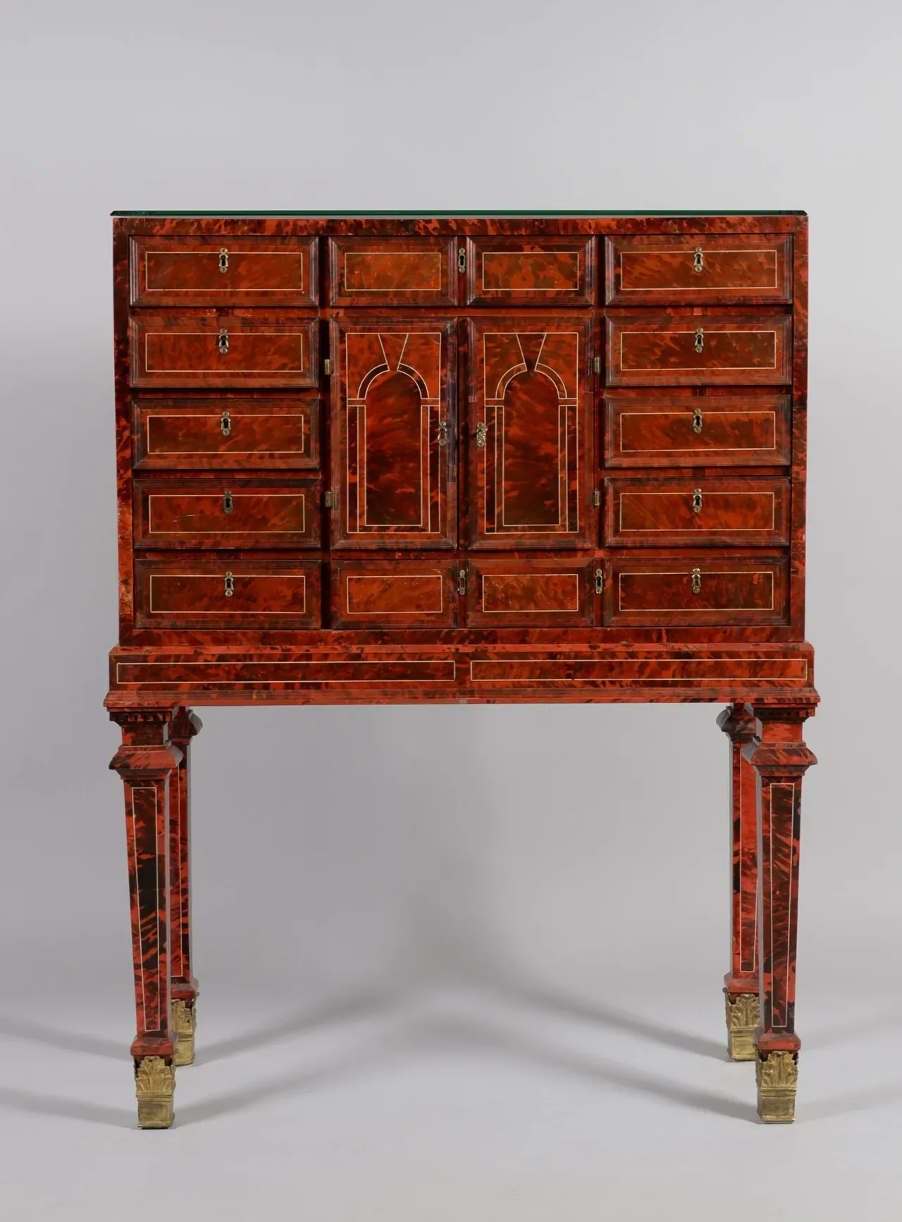 Cabinet en placage d'écaille. Travail Anversois du XVIIe siècle