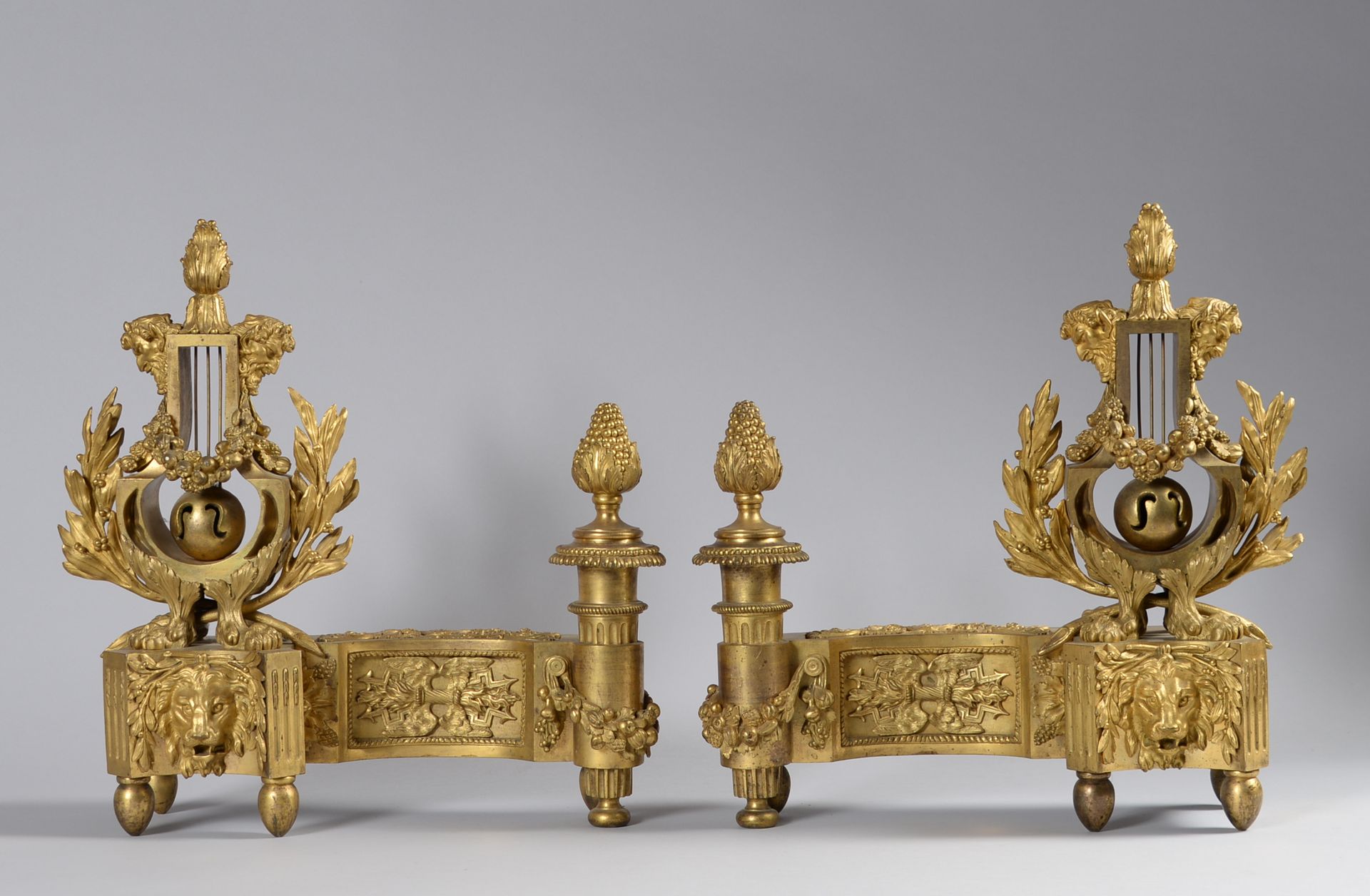 Adjugée 17 324 € frais compris le 03.04.2024
Paire de chenets en bronze ajouré, ciselé et doré. Ils présentent chacun des bases incurvées en vis-à-vis, composées d’une colonne à guirlande surmontée d’une grenade à graines et en ressaut d’une tête de lion. Les lyres reposent sur des branches de lauriers croisées et des pieds en pattes de lion. Dorure au mercure
Attribués à Claude-Jean PITOIN.
Epoque Louis XVI