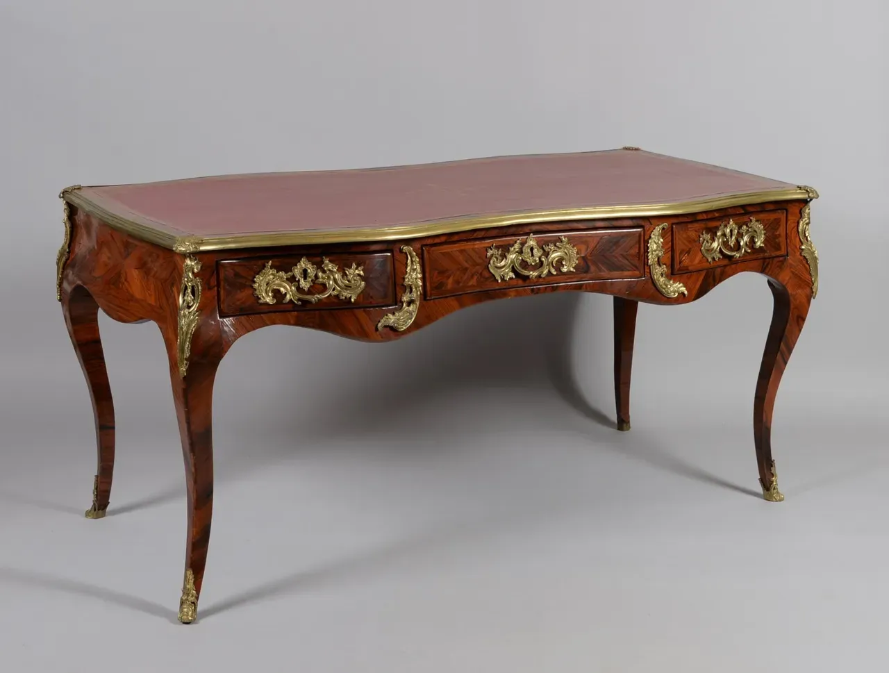 Bureau plat en placage. Estampillé FORTIN. Époque Louis XV