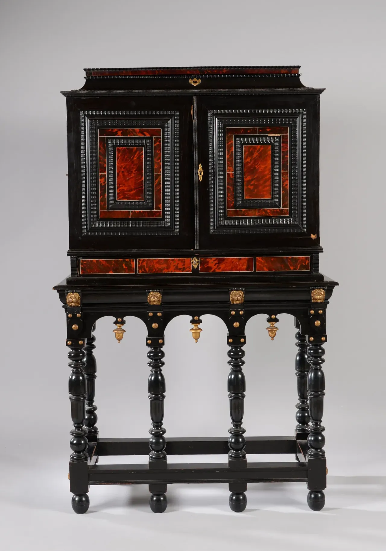 Cabinet de voyage en placage d’ébène et d’écaille teinté rouge. Flandres XVIIe siècle