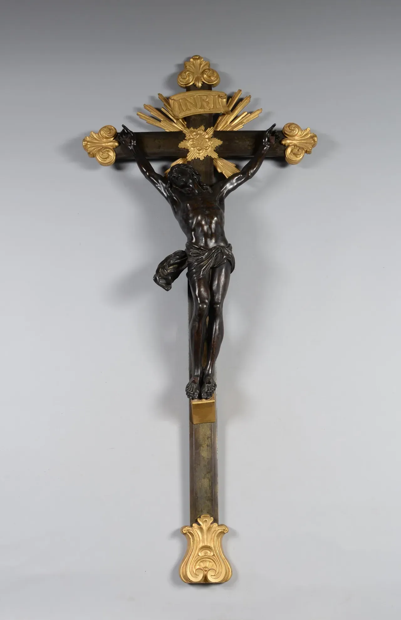 Crucifix de chapelle en bronze doré et bronze patiné. XVIIIème siècle