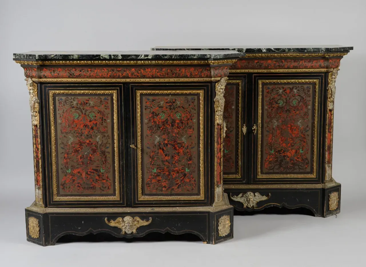 Paire de meubles d'appui en marqueterie Boulle d'écaille rouge et de laiton. Epoque Napoléon III