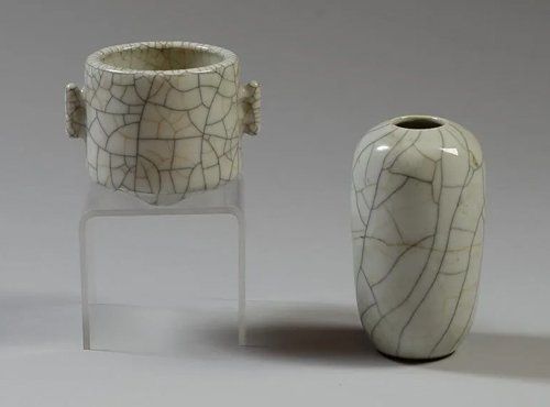 2 vases blancs avec des fissures