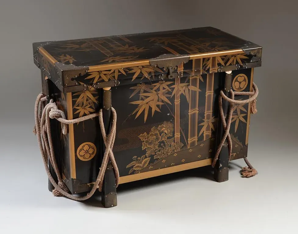 JAPON Karabitsu en bois laqué. XIXe