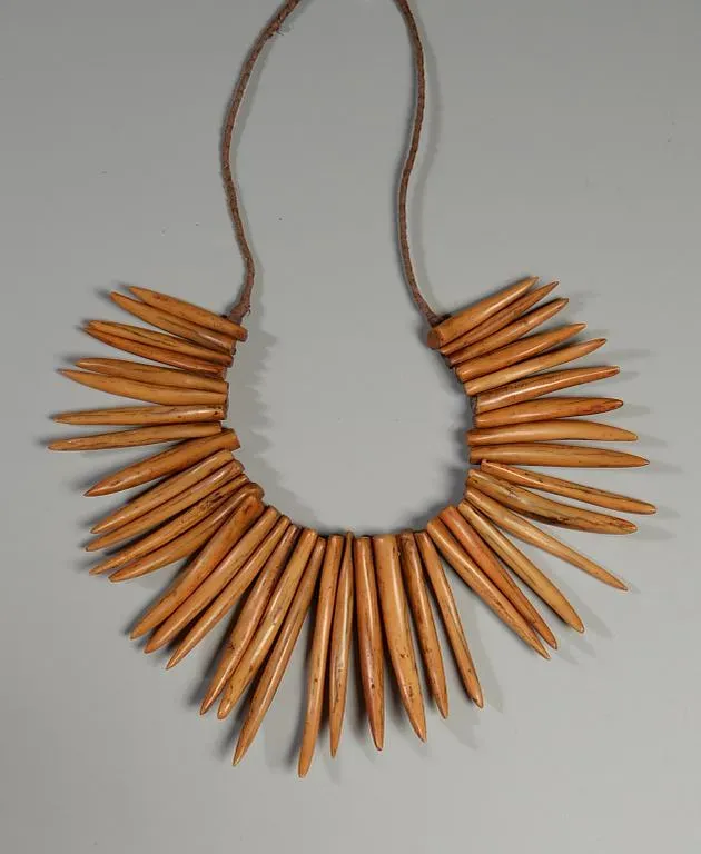 FIDJI. Collier en dents de mammifère