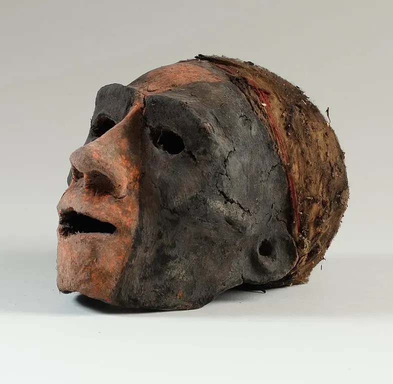 Crâne surmodelé de mannequin funéraire