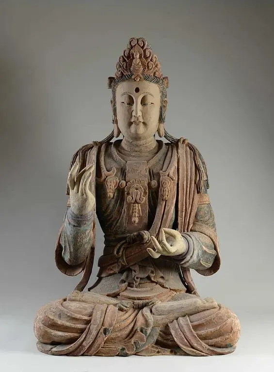 Bouddha assis en bois sculpté polychrome.