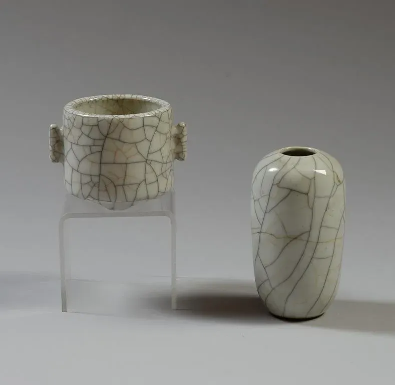 CHINE. Deux vases Gu à couverte craquelée