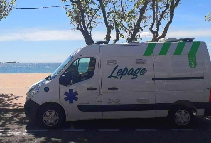 Une ambulance Lepage devant une plage