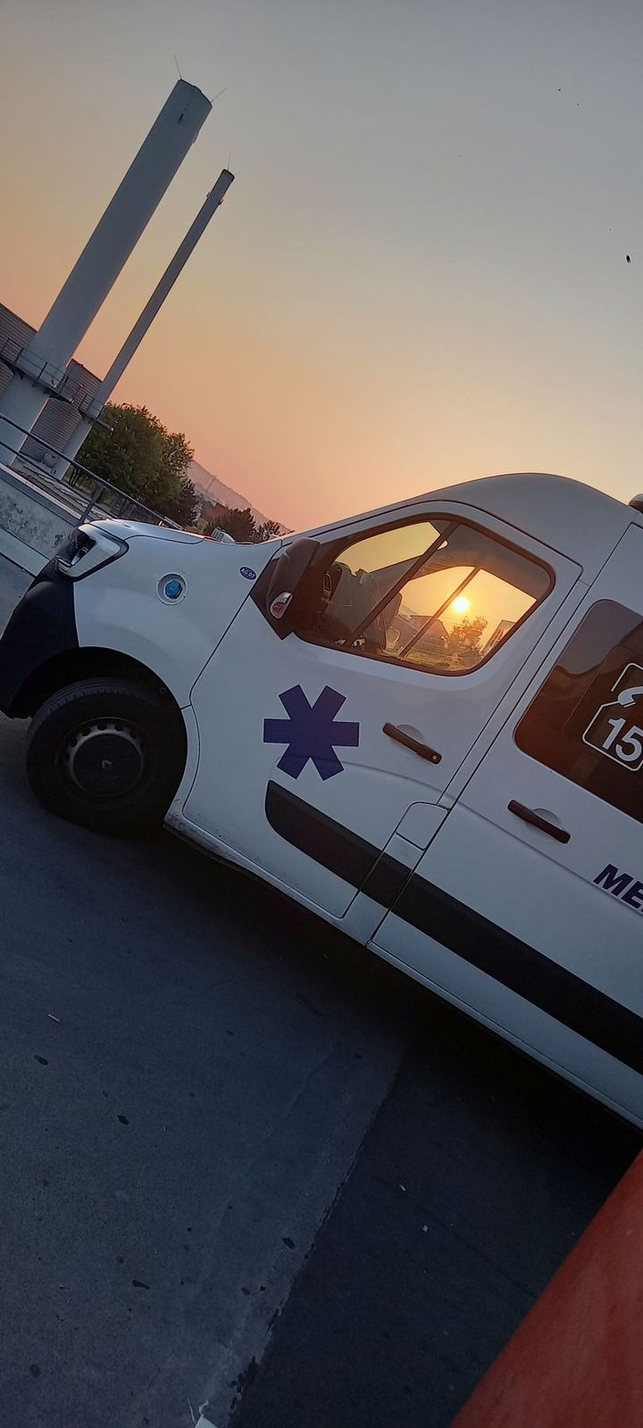 Une ambulance devant un coucher de soleil