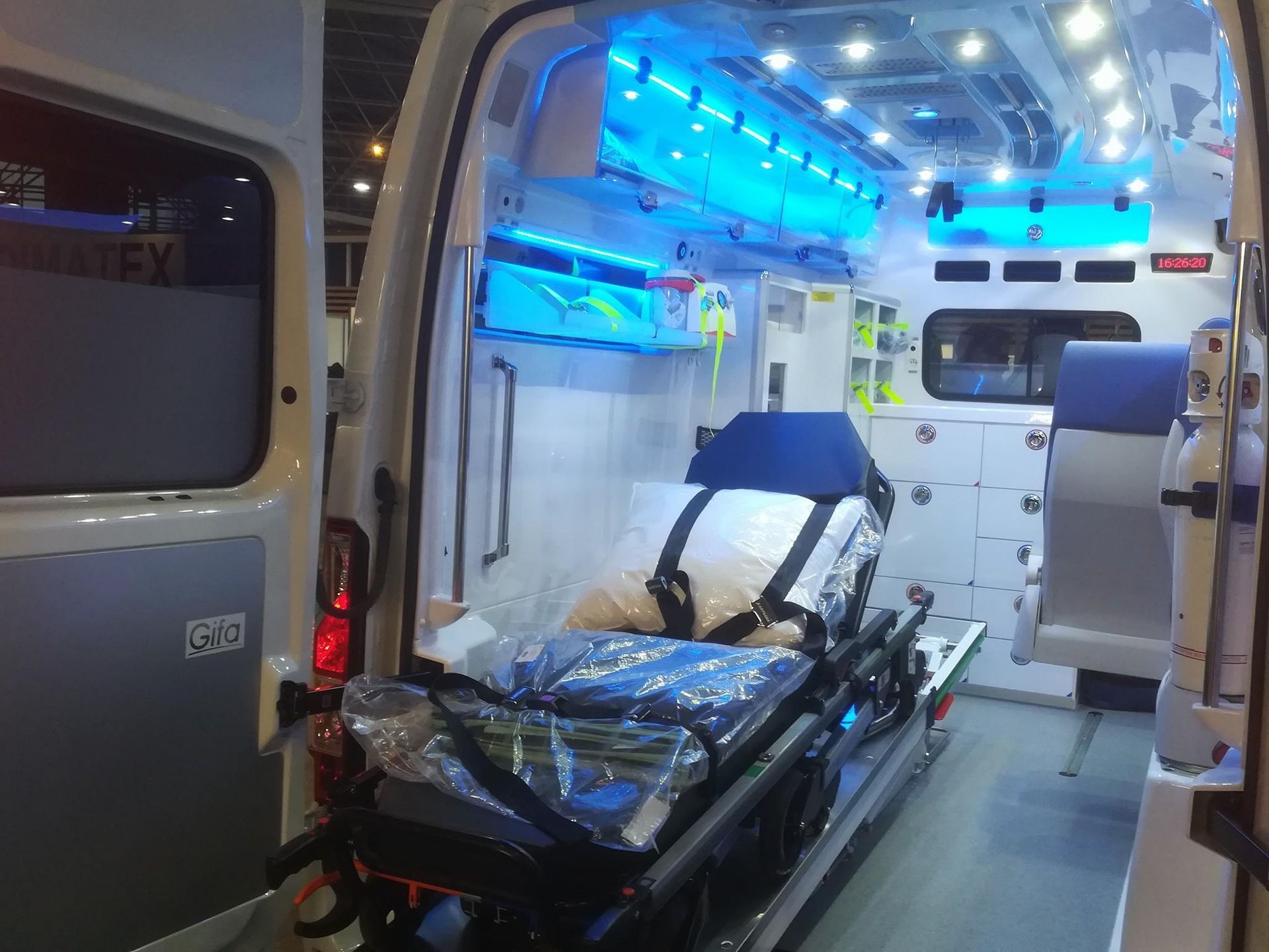 Intérieur d'une ambulance avec un brancard