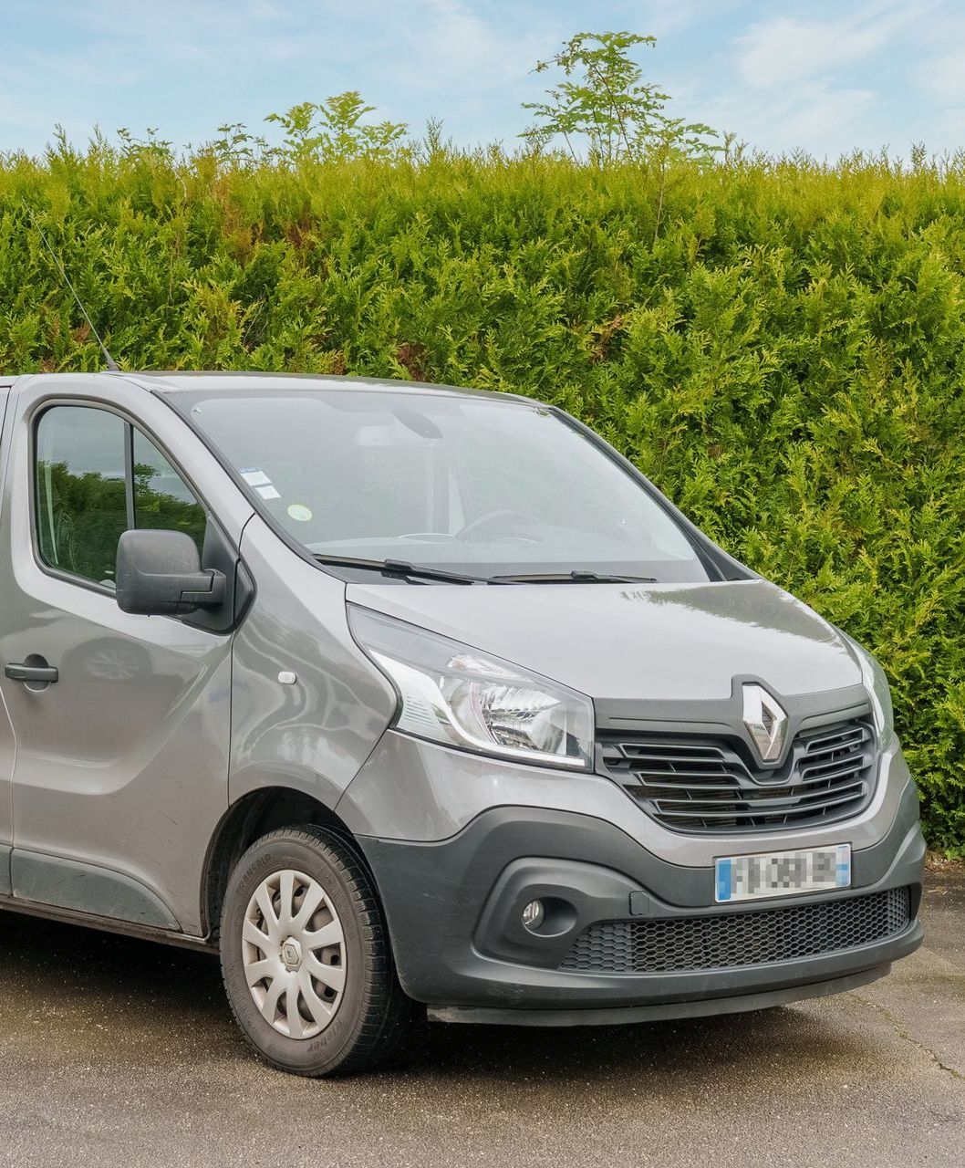 Véhicule gris de 9 places