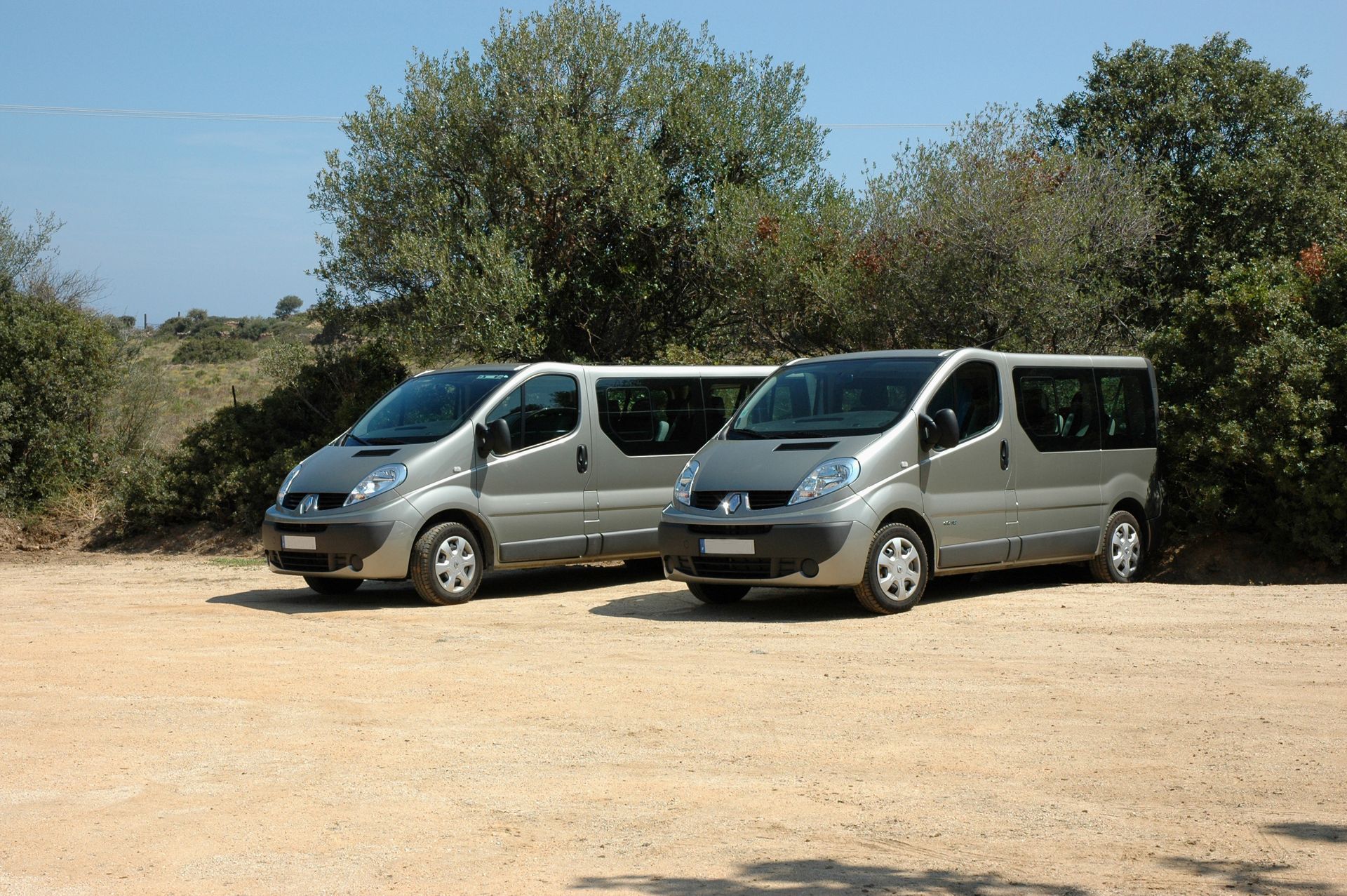 Deux minibus garés côte à côte