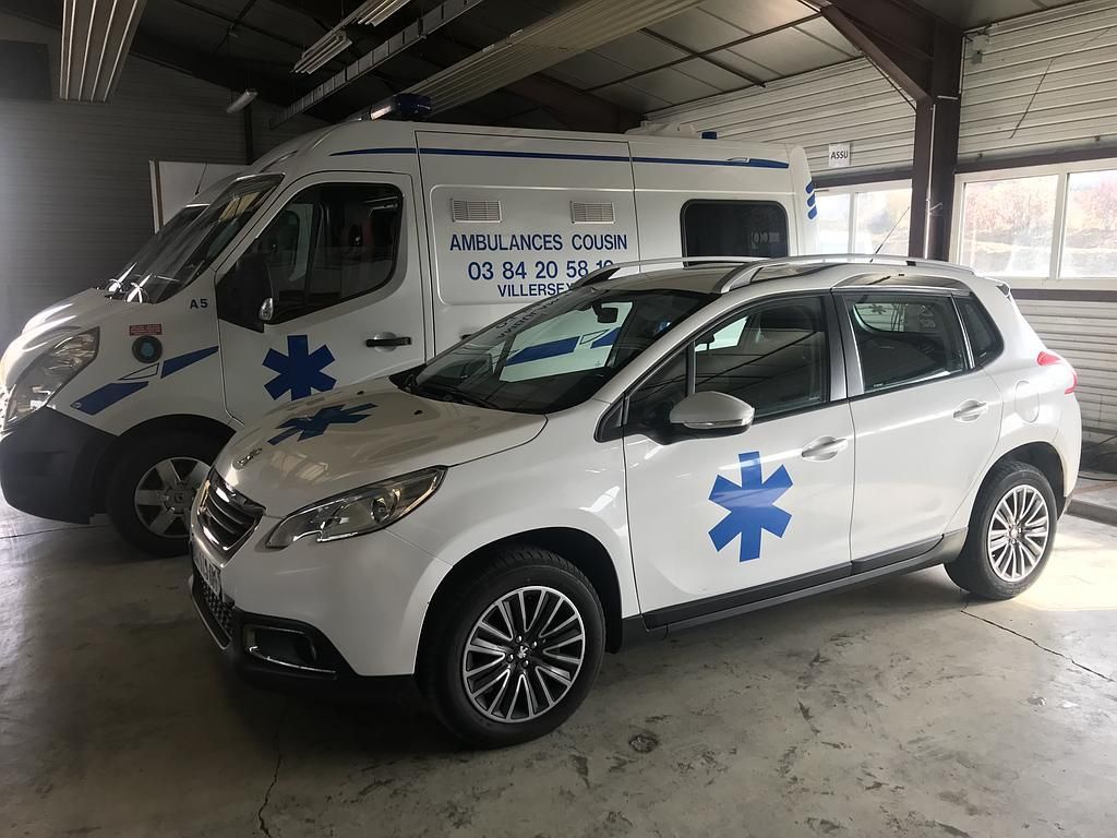 Une ambulance et un VSL dans un garage