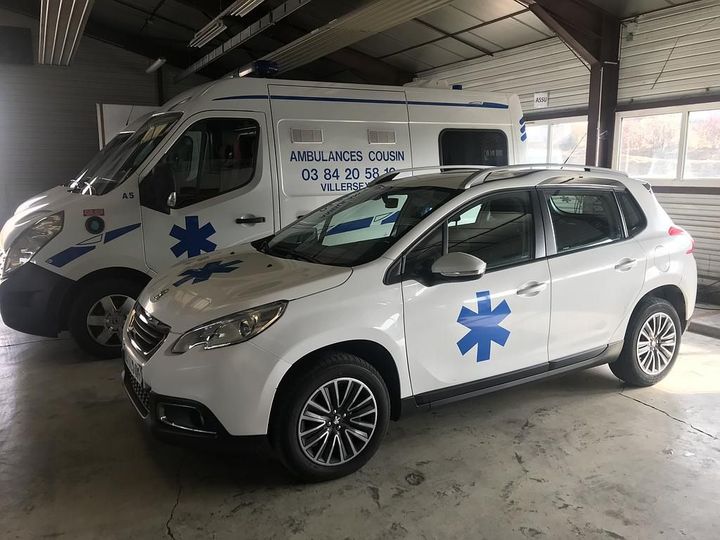 Un véhicule sanitaire léger et une ambulance
