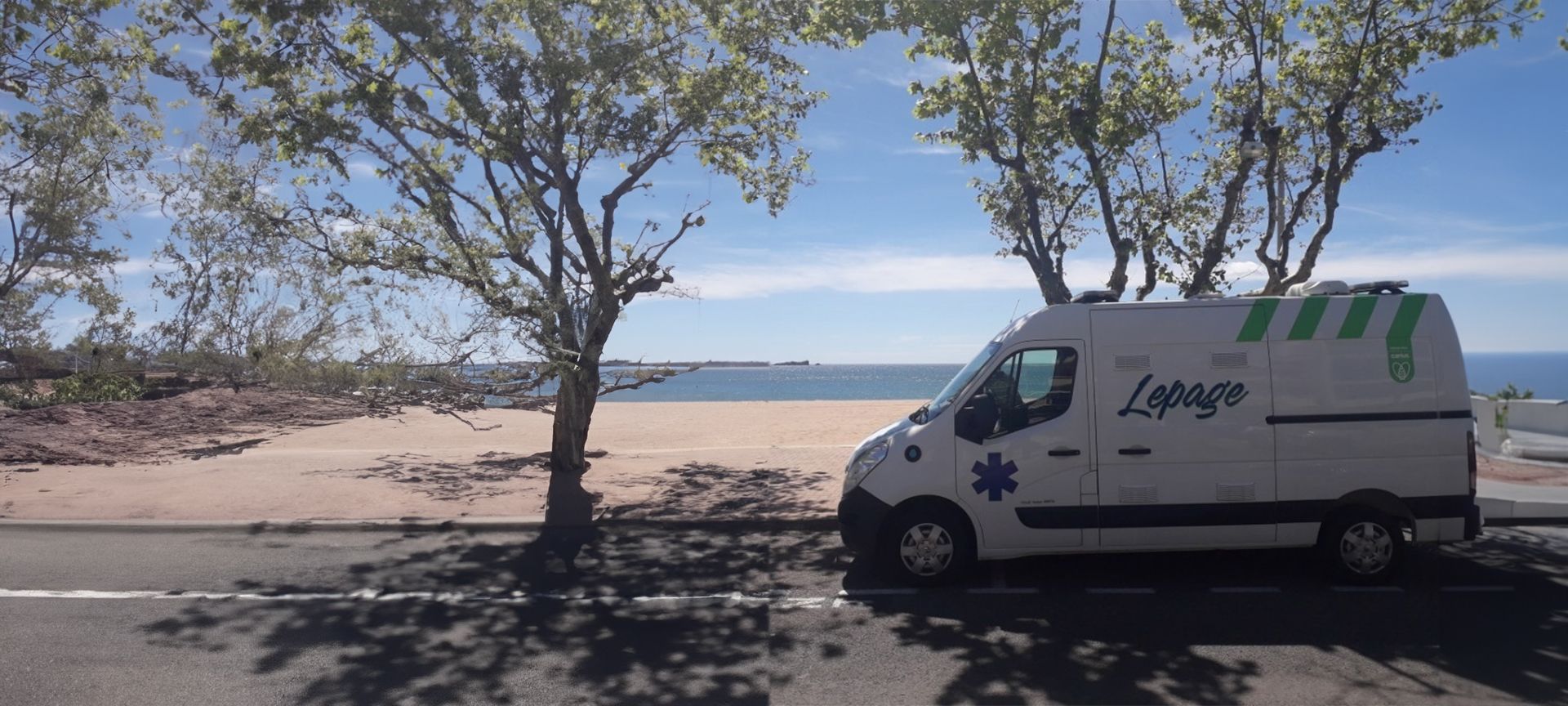 Ambulance Lepage roulant devant une plage