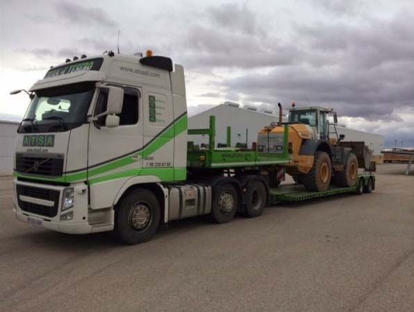 Un camión blanco y verde con la palabra Volvo en el costado.