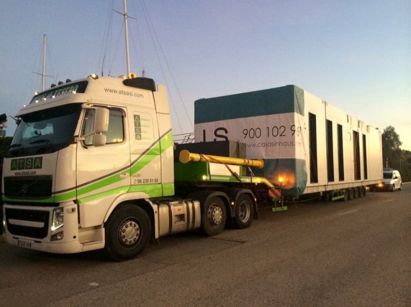 Un camión semirremolque blanco y verde con el número 900 102 5 en el costado.