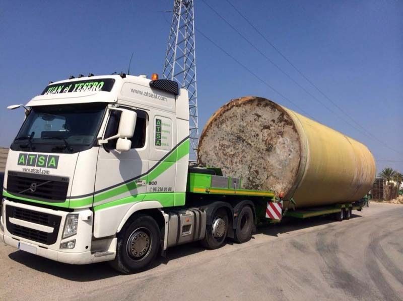 Un camión con la palabra atsa en el costado.