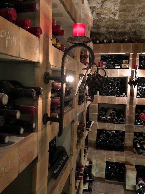 Bouteilles de vins rangées dans des étagères en bois