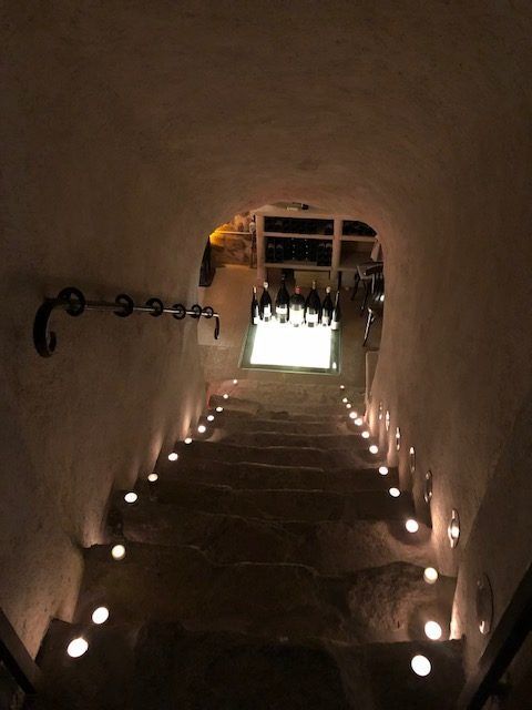 Escalier en pierre qui descend vers la cave