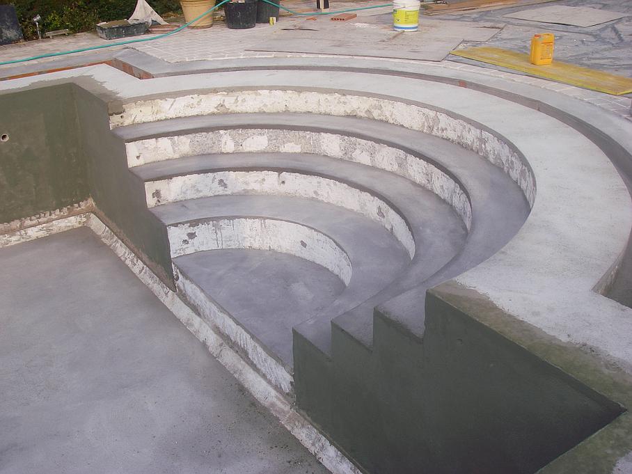 Escalier piscine en beton dans le VAr