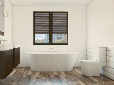 Badezimmer mit Holzboden