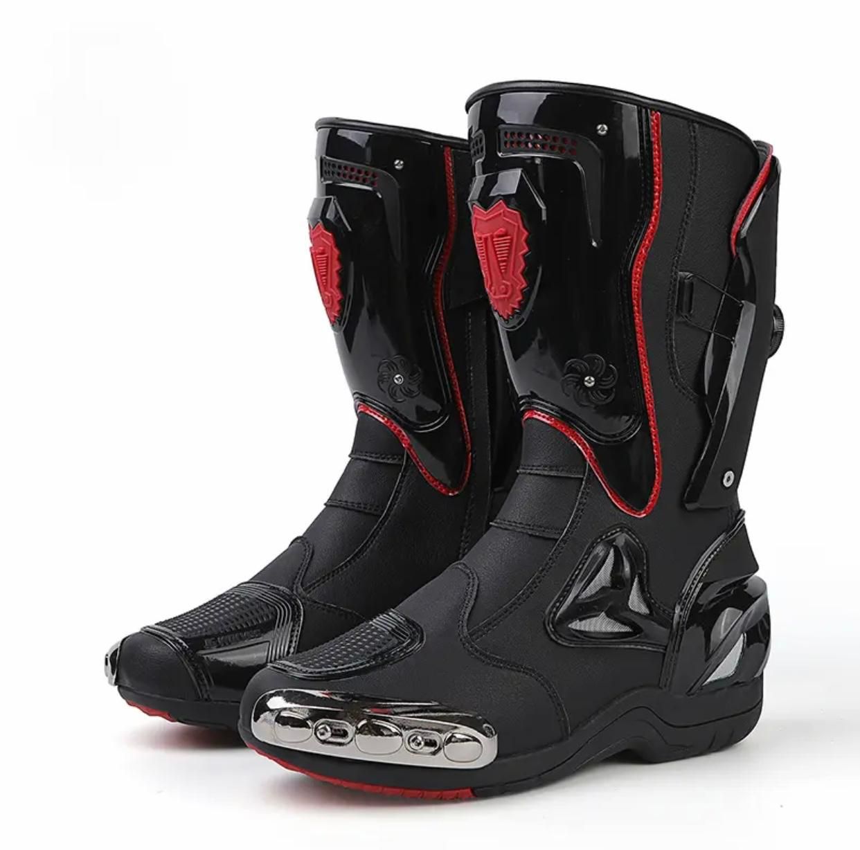 Botas de moto de color negro y rojo con características protectoras.