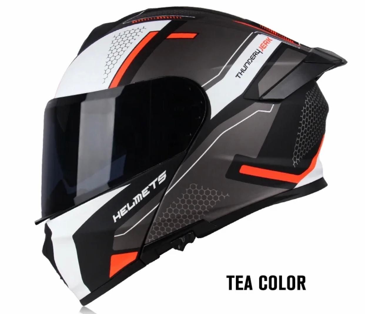 Casco de moto, color té, con detalles en blanco, naranja y gris, visera oscura.
